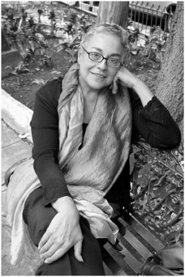 La poeta Maricruz Patiño, autora del poemario "Al desandar los pasos" (Ediciones Deslinde, Madrid, 2023).