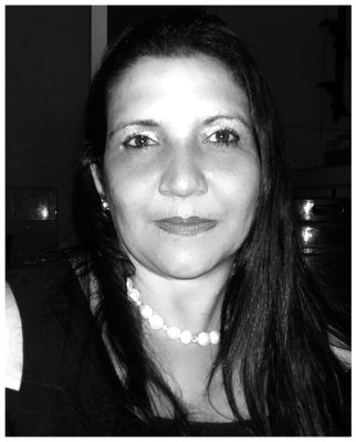 La escritora Odalys Leyva Rosabal, antóloga de "La raza promisoria".